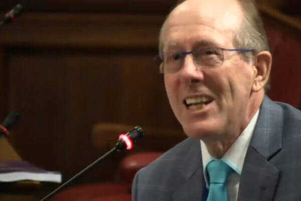 PROF-GRAEME-OXFORD5d-Graeme-presenting-in-Council-Chamber-600x400